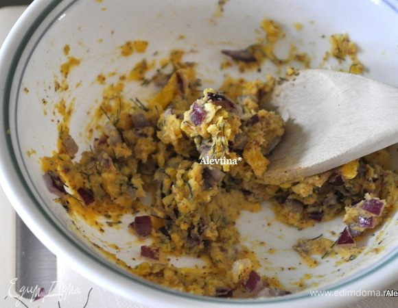 Добавить горчицу, соль, перец, укроп, каперсы,  лук порезанный небольшую часть. Перемешать.
