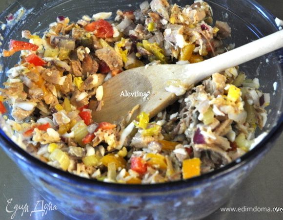 Измельчить сельдерей, белок на терке, сладкий перец, красный лук, цыпленок кусочками. Перемешать. Добавить соль, сахар и заправку из желтков.
