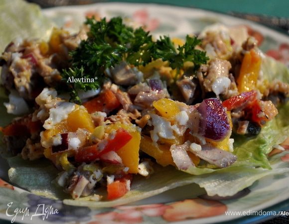 Готовый салат украсить зеленью по желанию. Подавать на тарелки с салатными листьями. Приятного аппетита.