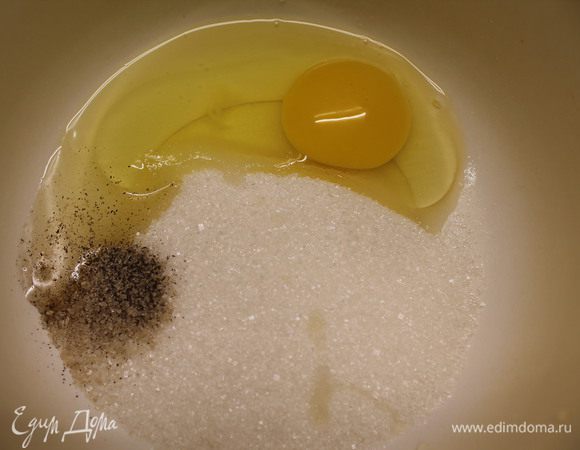 Яйцо, сахар и 1/2 ч.л ванильного сахара взбиваем 3-4 минуты миксером.