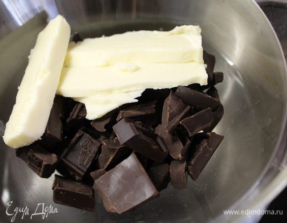 На водяной бане растапливаем 120 г шоколада со сливочным маслом.