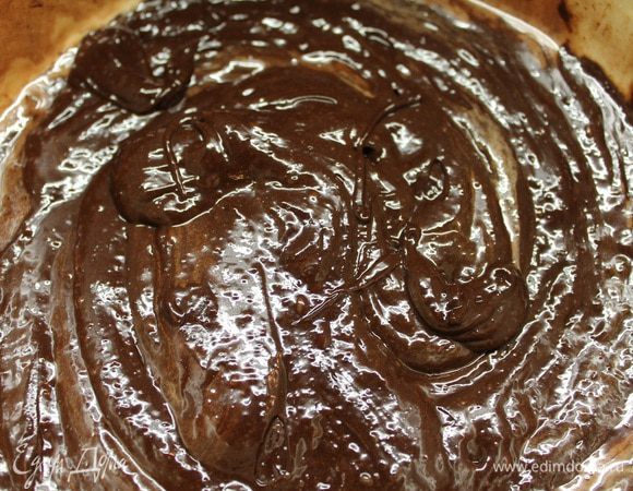 Добавляем растопленный шоколад в сахарно-яичную смесь и перемешиваем.