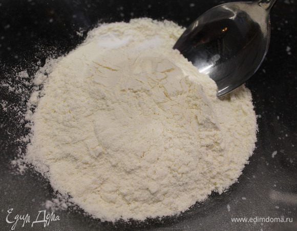 В отдельной посуде смешиваем муку, 1/4 ч.л разрыхлителя и столько же соли.