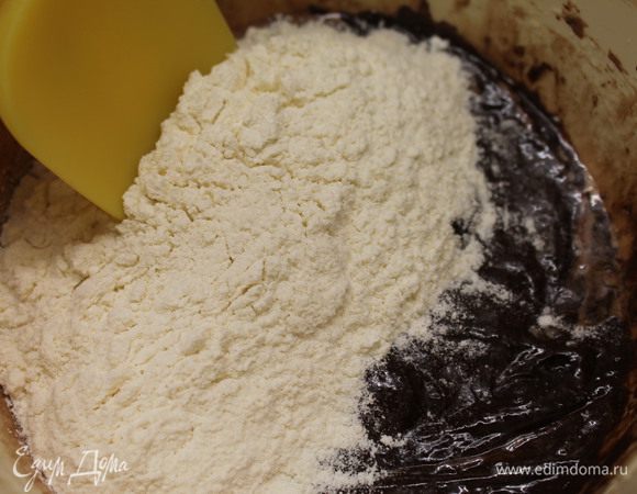 Добавляем сухую смесь в жидкую и хорошо перемешиваем.