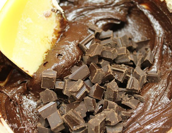 В получившуюся массу добавляем нарезанные кусочками оставшиеся 80 г шоколада и еще раз перемешиваем.