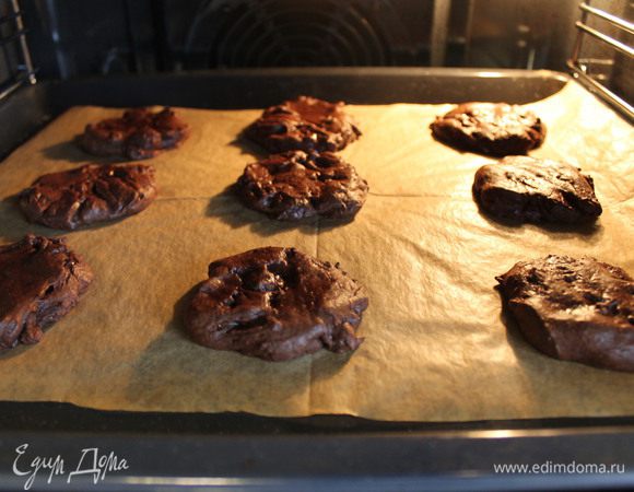 В разогретую до 180 градусов духовку ставим выпекаться наше печенье на 12-15 минут.



Приятного аппетита!