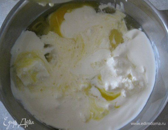 Для начинки мягкий сыр, у меня Фету, взбить 3 яйцами и сметаной.