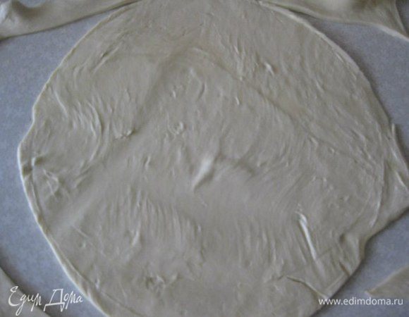 Тесто раскатать толщиной 0,5 см, вырезать 2 пласта по размеру формы и полоски для выкладывания боков формы.