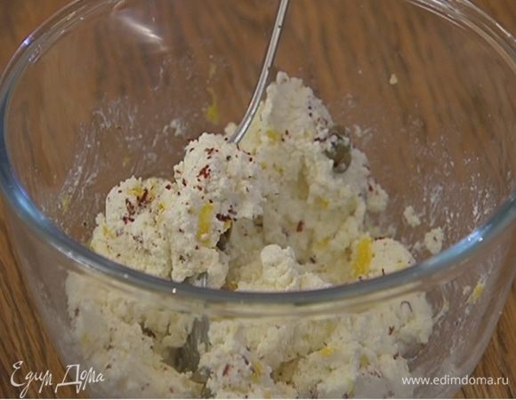 Творог размять ложкой, добавить цедру лимона, каперсы, сушеные помидоры, посолить, поперчить и перемешать.