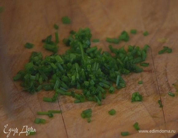 Шнитт-лук мелко порезать, добавить к творогу и перемешать.