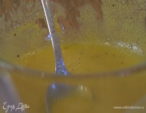 Приготовить заправку: соединить горчицу, 1 ст. ложку лимонного сока, посолить и поперчить, затем, непрерывно перемешивая вилкой, тонкой струйкой влить оливковое масло.