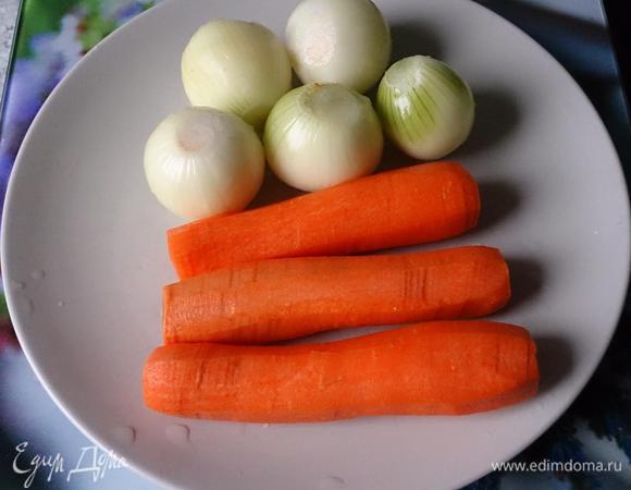 Лук мелко порезать, морковь натереть. На растительном масле обжарить немного половину лука, затем добавить половину моркови.