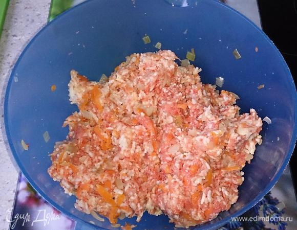 Фарш смешать с рисом, добавить обжаренные морковь с луком, посолить, поперчить, приправить паприкой порошком. Все хорошо перемешать.