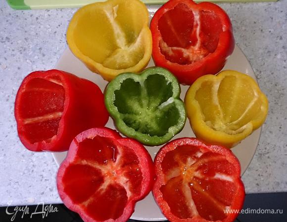 У 7 перцев срезать хвостики, удалить мякоть.