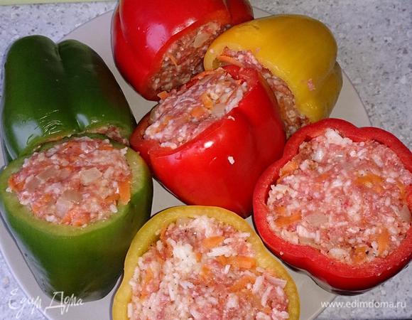Начинить перцы фаршем.