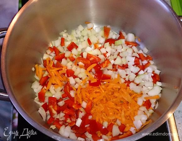 В кастрюлю выложить оставшиеся лук и морковку, также нарезанный мелко перец. Добавить сметанно-томатный соус, перемешать.