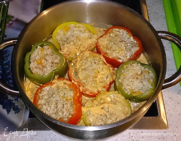 Тушить на среднем огне под крышкой 45 минут. Подавать, посыпав укропом, и с соусом, в котором готовились перцы.