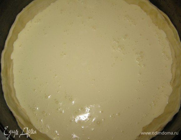 Форму смазать маслом, выложить на дно 1 пласт и полоски по стенкам, заполнить начинкой.