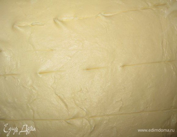 Закрыть 2-м пластом теста, прижав края пласта и полоски.
В верхнем пласте сделать несколько надрезов, чтобы выходил пар.