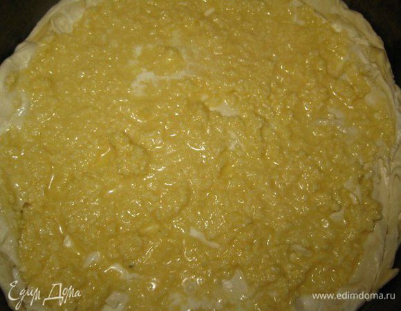 Сырно-яичной смесью смазать паштет сверху.