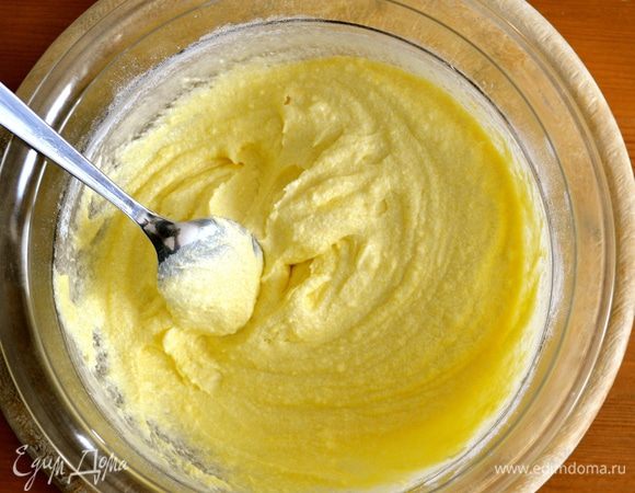 Размешать до получения тестом гладкой, мягкой консистенции.