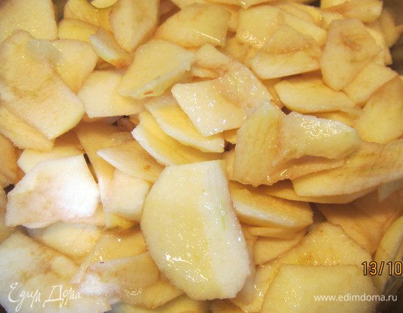 Яблоки моем, очищаем от кожуры (или нет, в рецепте предлагают так оставить), режем дольками. 
