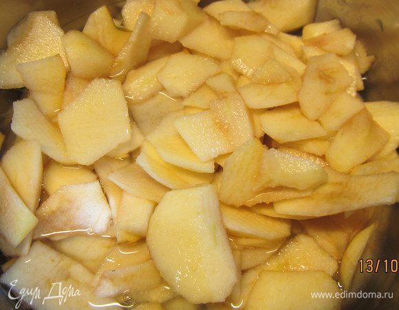 Кладем их в кастрюлю, заливаем лимонным соком и водой. Доводим до кипения и варим 10 минут, до готовности. Откидываем яблоки на сито и протираем в пюре. Смешиваем с отваром. Я просто всю массу взбила погружным блендером. Здесь на Ваше усмотрение: для более однородной консистенции лучше пропустить яблоки через сито. 
