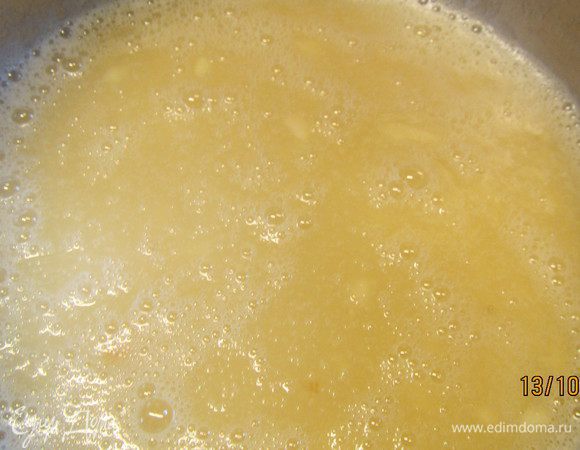 Вливаем вино и добавляем сахар. Доводим до кипения. Крахмал разводим в небольшом количестве холодной воды, добавляем в кастрюлю и готовим, помешивая, 3-4 минуты.

