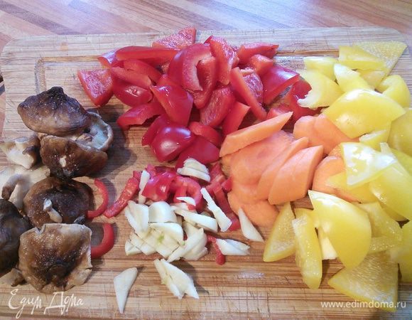 Все овощи нарезать произвольно, но креативно. 