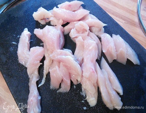 Куриную грудку порезать на кусочки-полосочки. 