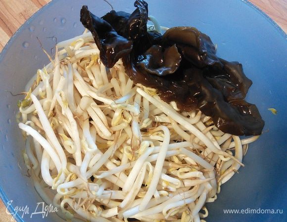 Ещё у меня залежались ростки и я пустила их в дело, а так же сухие азиатские грибы му -  ер , которые я предварительно запарила кипятком. Оба эти ингридиента я считаю вполне экзотическими и добавляю только если они есть. 