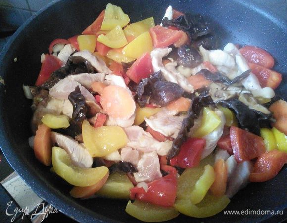 Добавляем куриное мясо и распареные грибы, порезанные на полоски. Жарим ещё мин. 4-5.