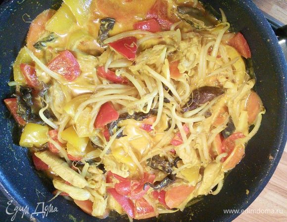 Остаётся только сварить рис и угощаться. И тут я убежала всё таки на работу и попросила сына сделать фотографию готового блюда,  сын скривился, но фото сделал - целых 8 фотографий ждали меня дома.))) 