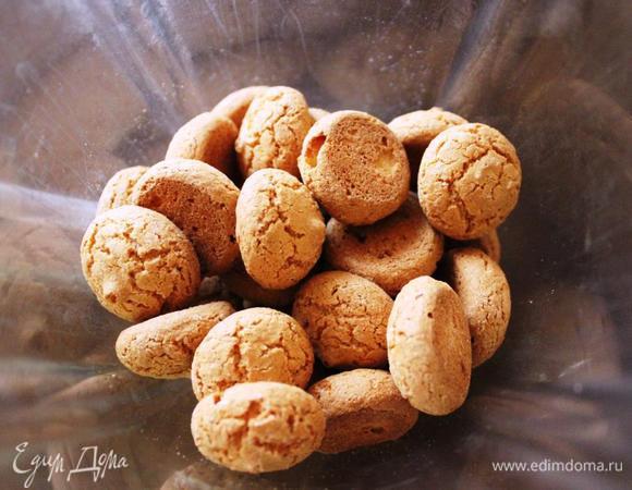 Все настолько просто, что можно было и пошаговые не делать, но для наглядности я уже постаралась)))))) 
Печенье измельчаем в крошку. Из амаретти вообще получается мука. 