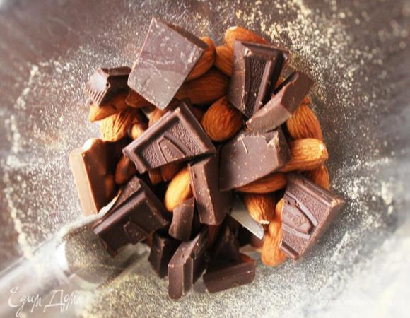 Крупно дробим шоколад (у меня горький) и орехи (лучше заранее подсушенные). Я пару раз нажала кнопку кухонного комбайна, а можно просто все порубить ножом.