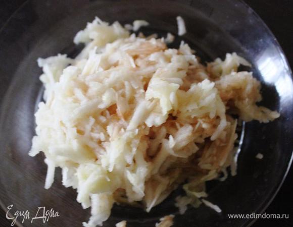 Яблоки средних размеров очищаем от кожуры и семян и натираем на крупной терке. Сбрызгиваем их ликером. 
Можно заменить на коньяк/сироп или вовсе пропустить этот шаг.

