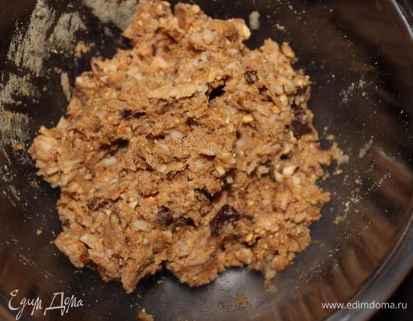 Теперь добавляем яблоки к сухой смеси. 
Делать это лучше частями и без выделившегося сока, чтобы не переборщить, так как яблоки разные по сочности и масса может получится чересчур жидкой. 
У меня уходит не больше 3-х яблок, иногда чуть меньше.
Теперь попробуйте массу на вкус, так как ингредиенты у всех отличаются по сладости… Сладкоежки могут добавить сахара.
Я никогда не добавляю, особенно с амаретти.