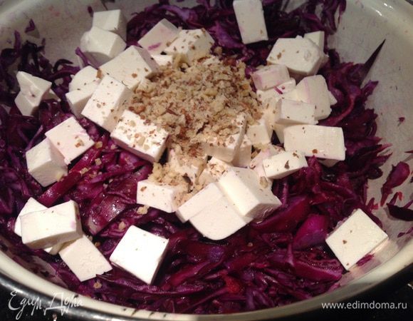 Орехи измельчите в ступке, и добавьте вместе с сыром к капусте. Добавьте масло и лимонный сок, аккуратно перемешайте.

Приятного аппетита!!!