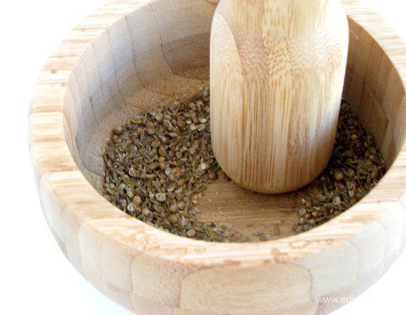 Зиру, кориандр, перец горошком растереть в ступке не слишком мелко.