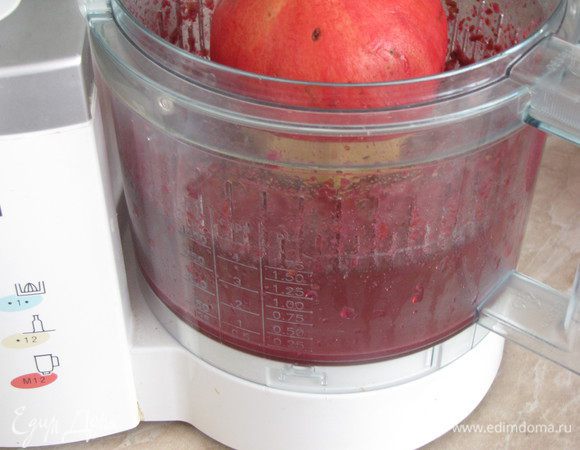 Отжать сок из граната. Это можно сделать разными способами. Я выбрала самый простой - прокрутила половинку граната на соковыжималке для цитрусовых. Сока одного граната мне хватило, чтобы замариновать 4 порции мяса.