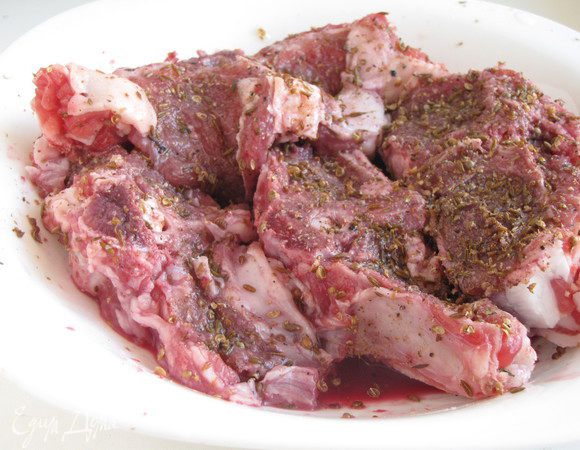 Натереть получившемся соком куски баранины. Присыпать сверху специями и оставить в холодильнике на 2 часа.