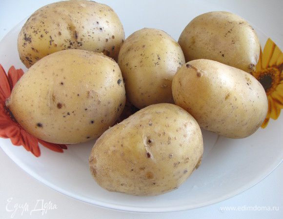 Пока мясо маринуется, отварить картофель в мундире. Остудить, почистить и нарезать кружочками.
