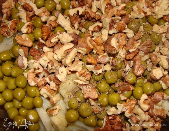 Грецкие орехи обжарить на сковороде без масла и измельчить. Капусту соединить с зеленым грошком, посолить, поперчить и перемешать. Добавить орехи и еще раз перемешать.