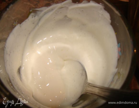 Сметану растереть с сахаром и солью, заправить ею салат, посыпать измельченной петрушкой.