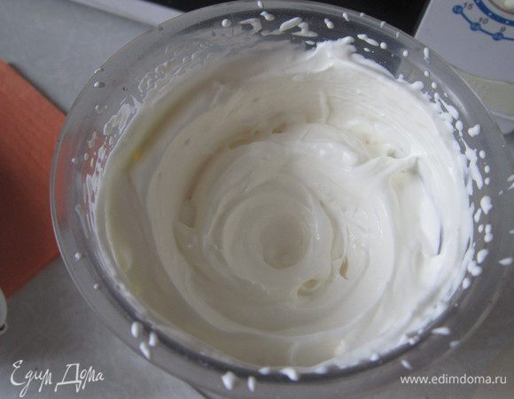 Желатин залить молоком, после того, как он набухнет,смесь нагреть до растворения желатина, но не кипятить. Дать остыть до комнатной температуры. Охлажденные сливки с сахарной пудрой взбить миксером.