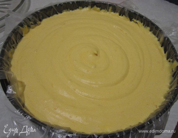 Соединить тыквенно- сырковую массу с желатином и аккуратно добавить взбитые сливки. В форму с основой выложить начинку и убрать обратно в холодильник на 6- 8 часов. Приятного аппетита!