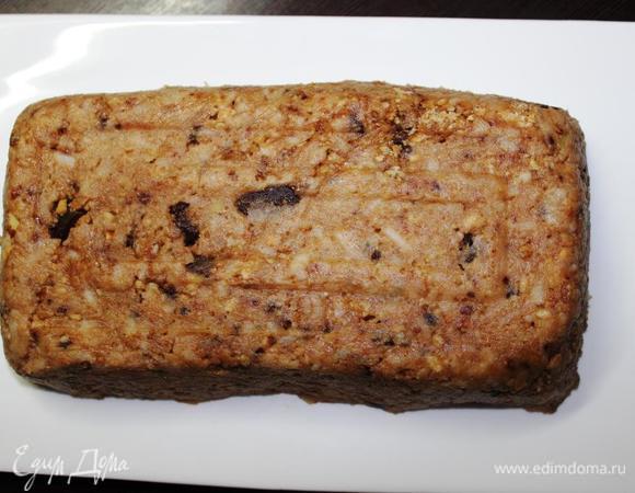 Утрамбовываю, а затем переворачиваю на блюдо, пленку снимаю и тортик готов!!!
Украшаю по случаю и желанию. 