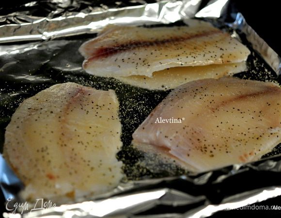 Приготовить противень, застелить фольгой выложить филе, посолить и поперчить, 1/2 ч.л чесночной специей посыпаем. Поставить в духовку на 200 гр. на 20 мин.
