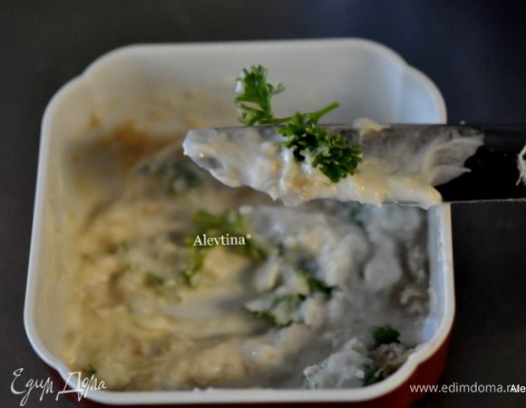 Приготовим зелень порубленнную 1 ч.л лимонной цедры, хрен протертый готовый и майонез смешаем.