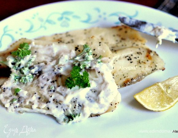 Готовую тилапию подаем с лимоными дольками и соусом из хрена. Приятного аппетита.